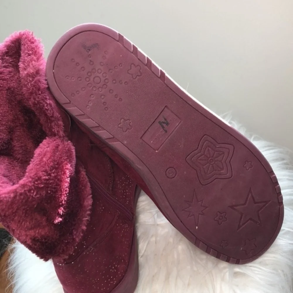 ROEBUCK & CO | Women’s Maroon Ankle Height Boots + Gold Sparkle, Size 5.